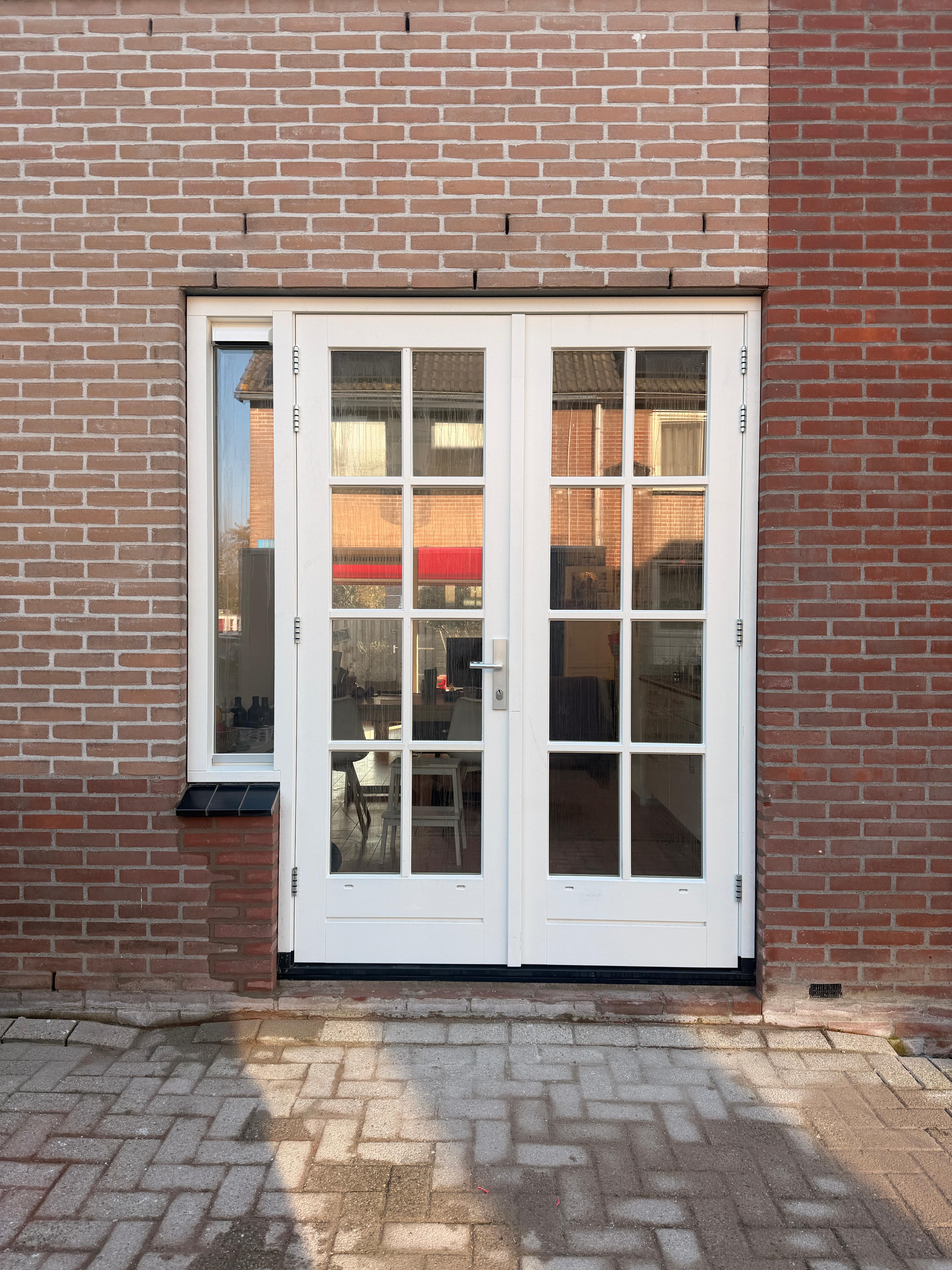 Nieuwe gevelopening en aluminium pui geplaatst