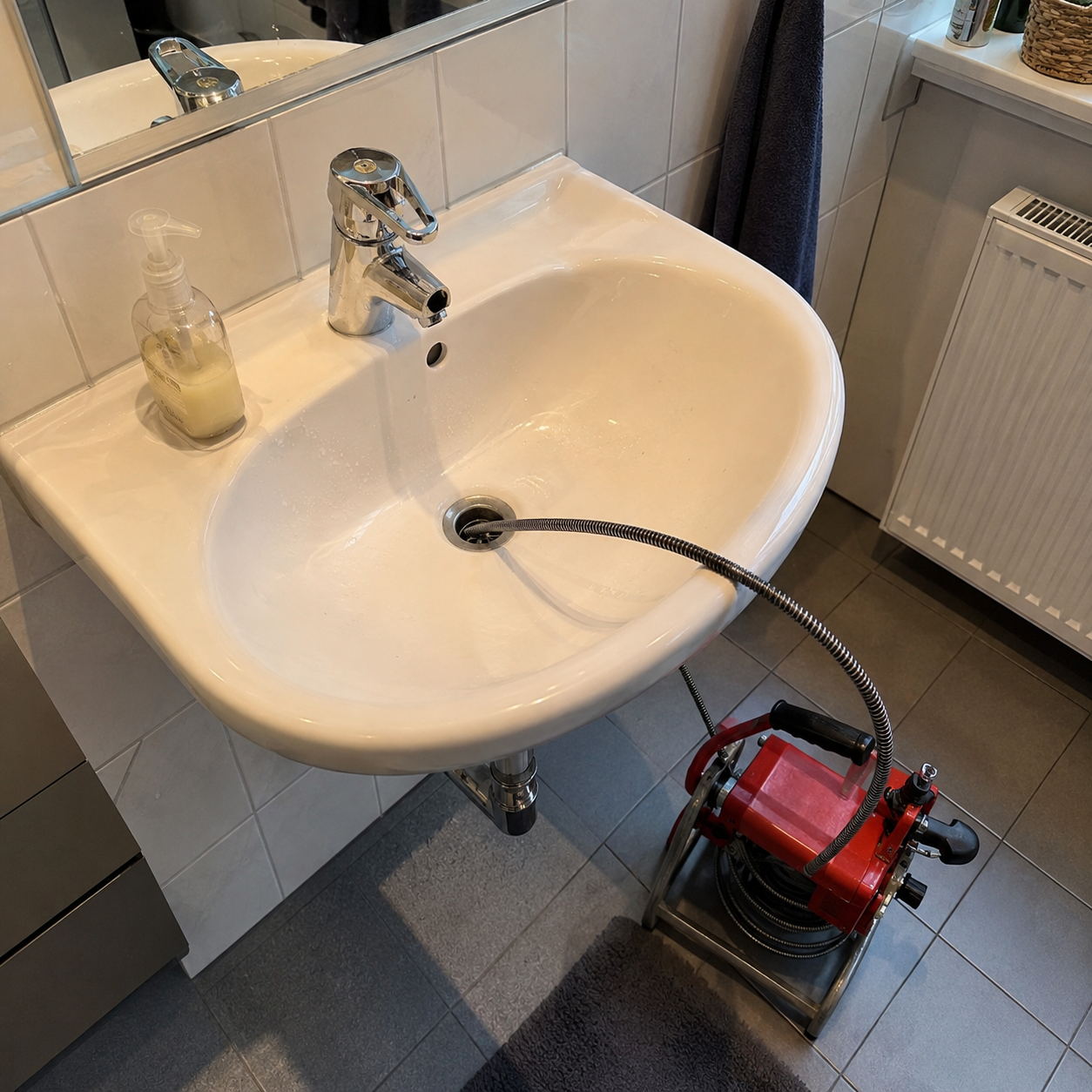 Verstopte wastafel met stilstaand water