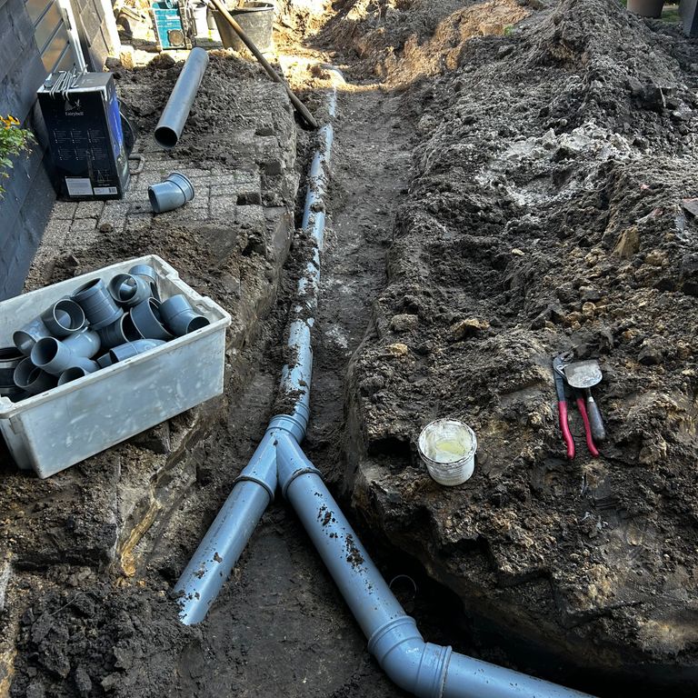 Nieuwe waterleidingen geinstalleerd in een woning