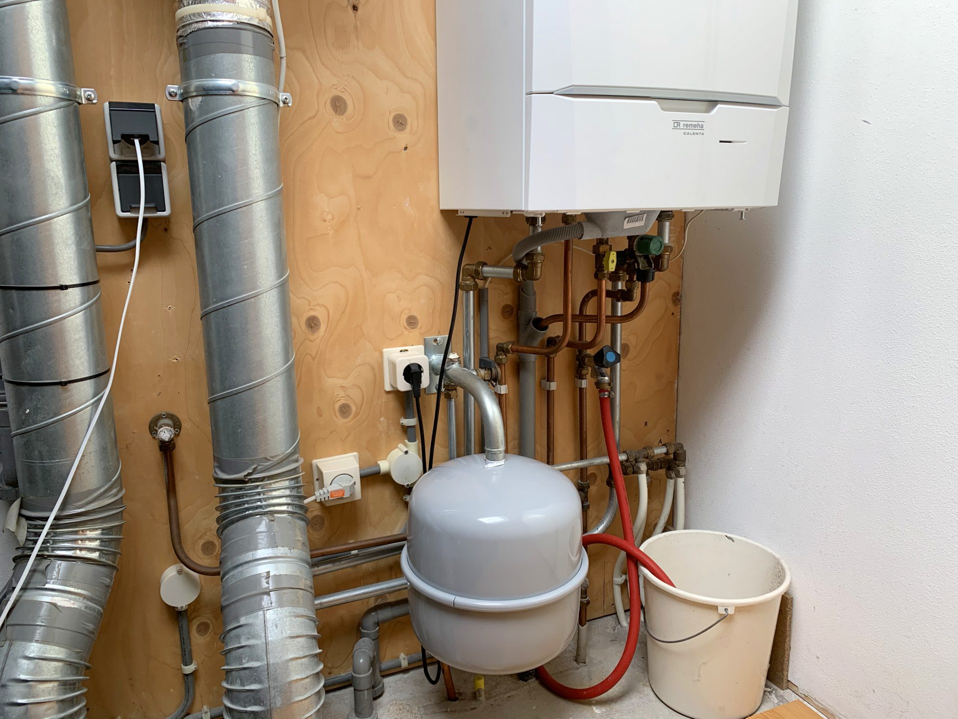 Moderne CV-ketel in een technische ruimte