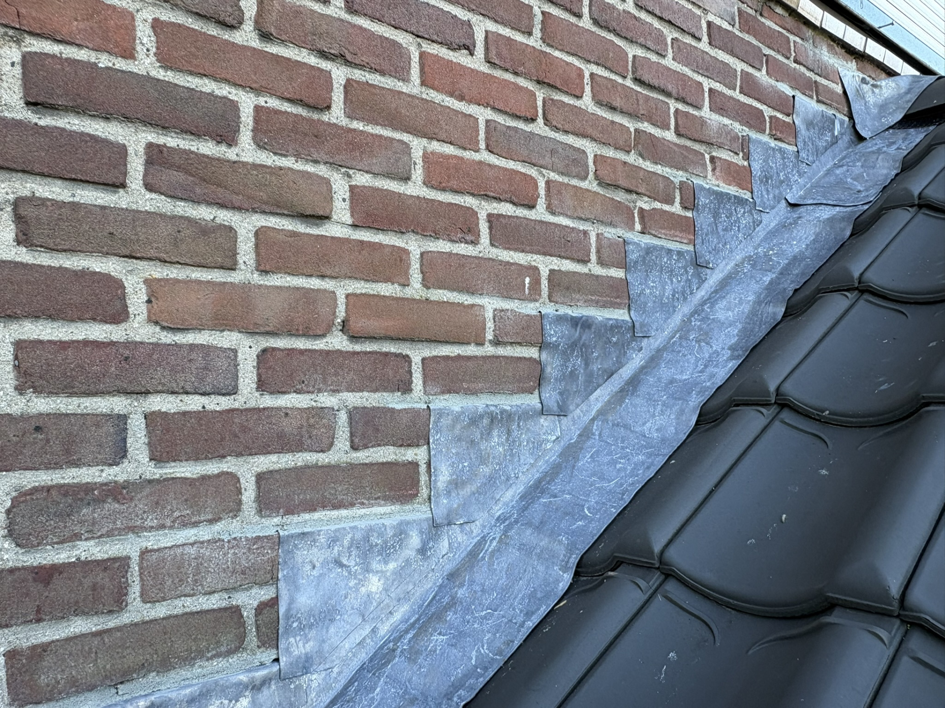 Muurlood en spouwlood plaatsen in IJmuiden door Potemans Gevelrenovatie